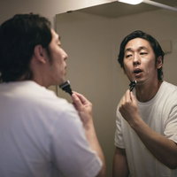 髭剃りの仕上げを念入りに行う男性のグルーミングの写真