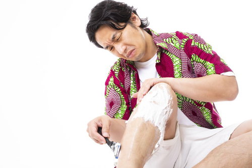 剃刀負けにおびえる美容男子のすね毛処理とカミソリでの脱毛