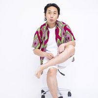 夏に向けてすね毛を剃毛した男性が笑顔で足を見せるの写真