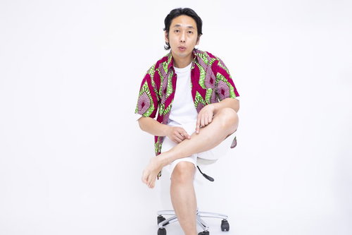 夏に向けてすね毛を剃毛した男性が笑顔で足を見せる