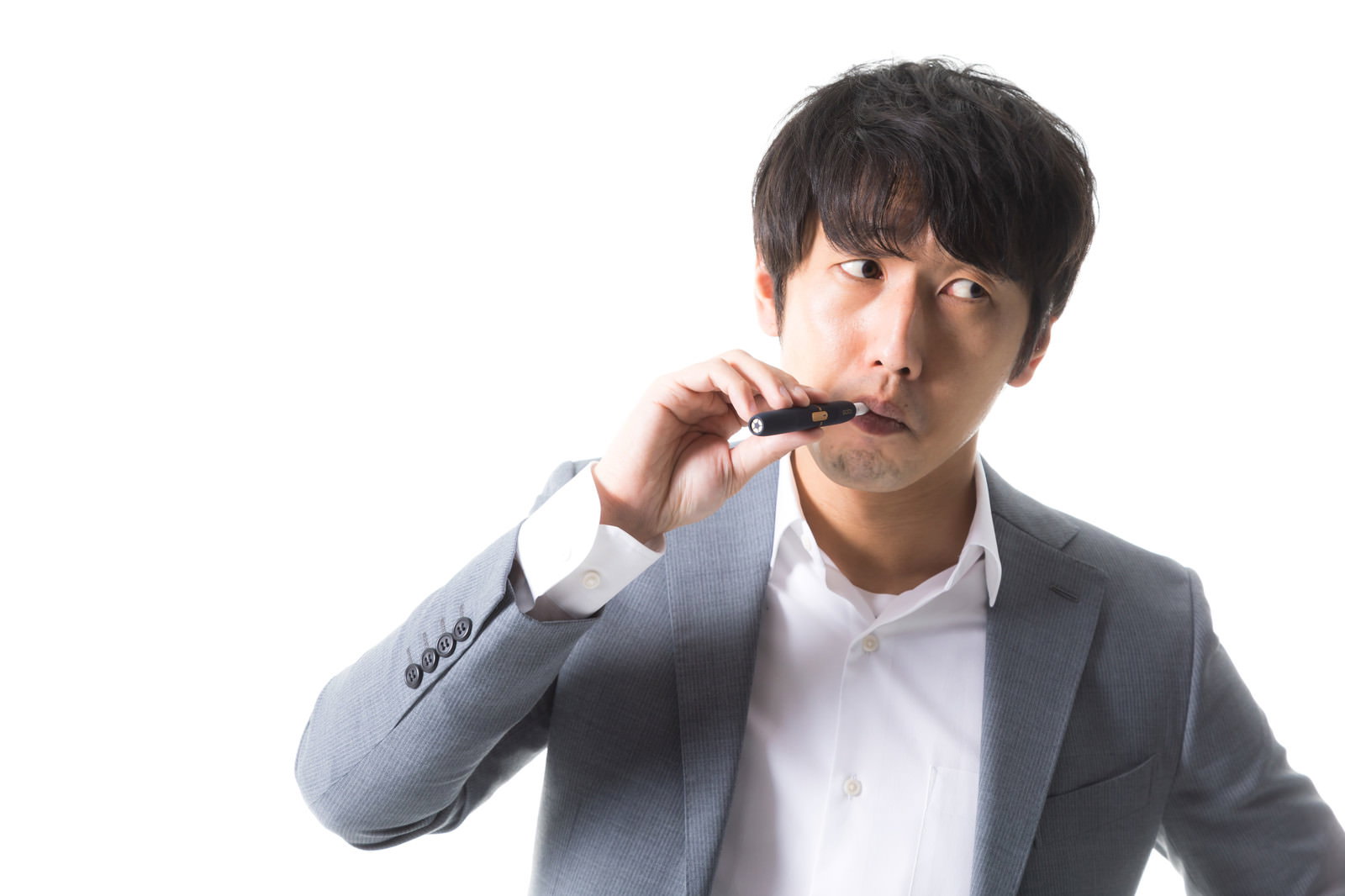 グレーのスーツを着た男性が加熱式たばこを吸いながら考える仕草［モデル：大川竜弥］