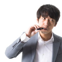 「まだ紙巻きたばこで消耗してるの？」と煽る男性の写真