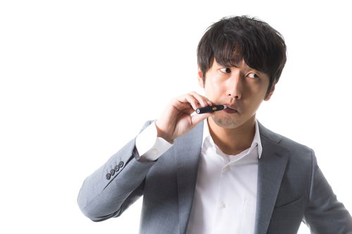 「まだ紙巻きたばこで消耗してるの？」と煽る男性