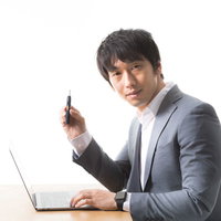 加熱式たばこを勧めるガジェット系ブロガーの男性の写真