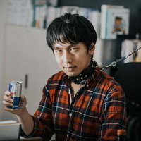 腐りきった世の中に鎖切ってない自分をエナドリ片手に睨むの写真