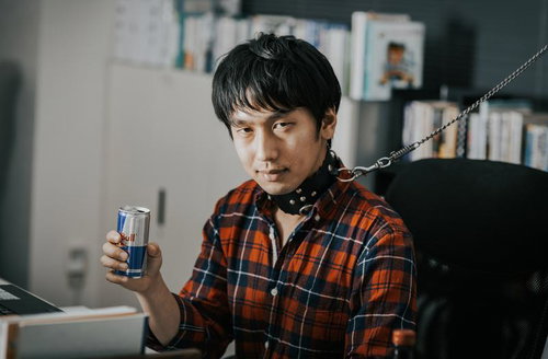 腐りきった世の中に鎖切ってない自分をエナドリ片手に睨む