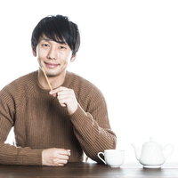 コーヒーブレイク中のとっぽい男子の写真