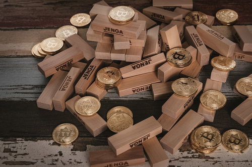 倒壊したビットコイン投資リスクを表現したジェンガ