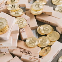 崩壊するビットコインのジェンガの写真