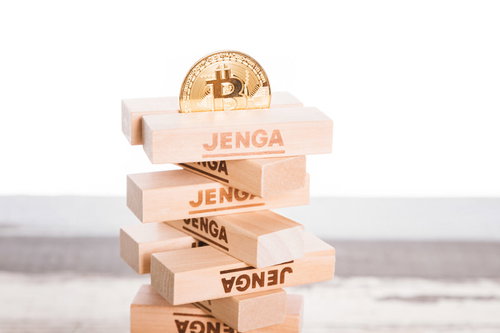 ぐらつくジェンガの上に乗る不安定なビットコイン