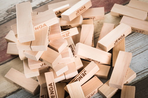 崩れ落ちるジェンガのブロック