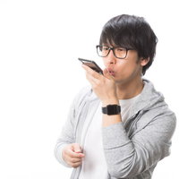 Siriに話しかける男性の写真