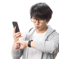 Apple Watchの初期設定中の男性の写真