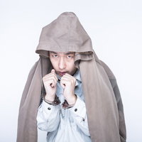 護送中の容疑者、手錠をかけられた男性の逮捕の写真