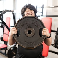 でっかい、20キロのウェイトを両手で掲げる男性の写真