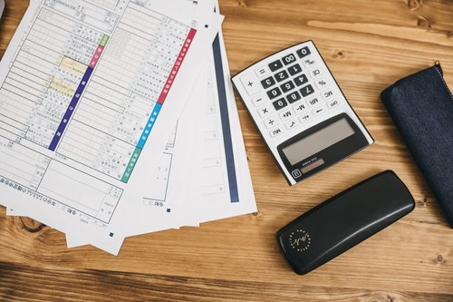 テーブル上の確定申告書類と電卓