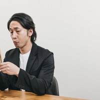 集金係のお兄さんと札束、スーツ姿で一万円札を手にするビジネスマンの写真