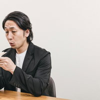 本日のノルマ達成、スーツ姿で現金を数える男性の写真