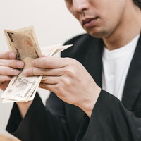 紙幣を数える闇金オオカワクンの写真
