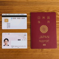 テーブルに置かれたマイナンバーカードとパスポートの写真