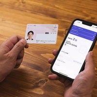 ワクチン接種証明書アプリの画面を表示したスマホとマイナンバーカードの写真