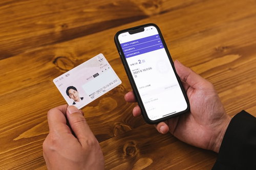 マイナンバーカードとワクチン接種証明書表示のスマホ