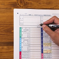 握りしめたペンと確定申告書の写真
