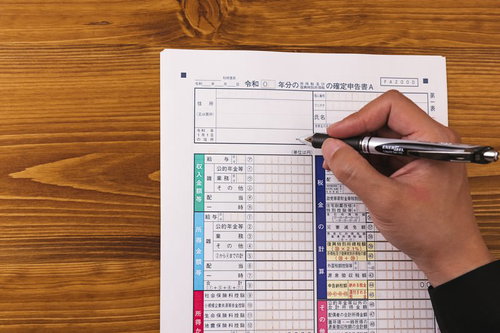 握りしめたペンと確定申告書