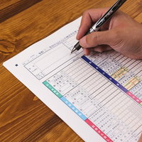 ボールペンで記入中の確定申告書の写真