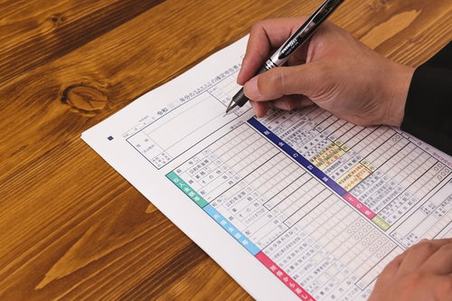 ボールペンで記入中の確定申告書