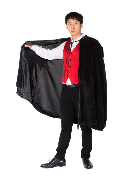 もこもこがついたマントで気分はドラキュラ気分？