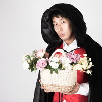 お見舞いに来たフードをかぶった怪しい男性の写真