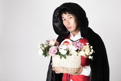 お見舞いに来たフードをかぶった怪しい男性