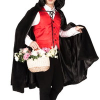 お見舞いに現れたドラキュラの男性がマントと花束で仮装の写真