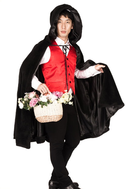 お見舞いに現れたドラキュラの男性がマントと花束で仮装