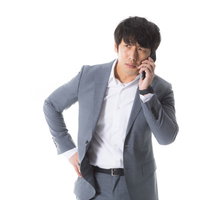 身バレを恐れ偽名で予約する夜遊び上手が激怒で電話する男性の写真