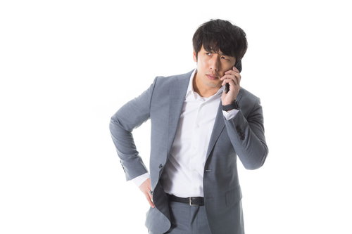 身バレを恐れ偽名で予約する夜遊び上手が激怒で電話する男性