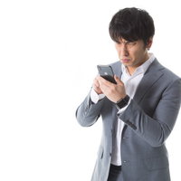 スマホ老眼が気になるアラフォー男性の困惑の写真