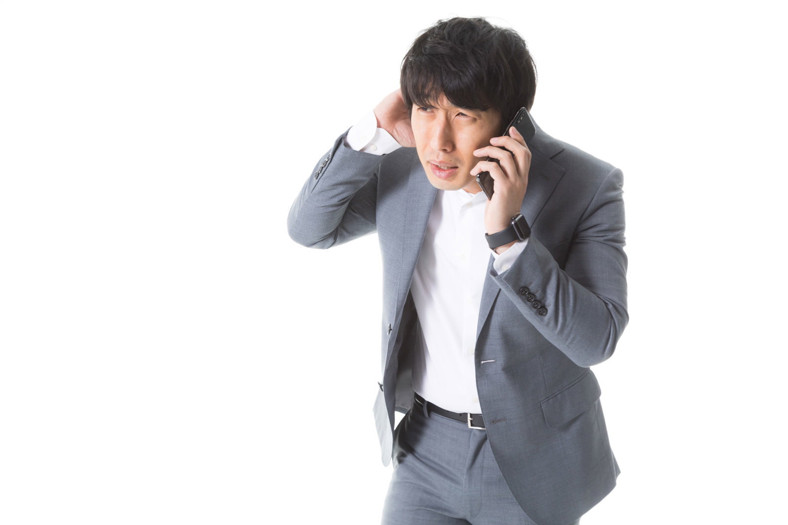 グレーのスーツを着た男性が深く頭を下げて謝罪している様子［モデル：大川竜弥］