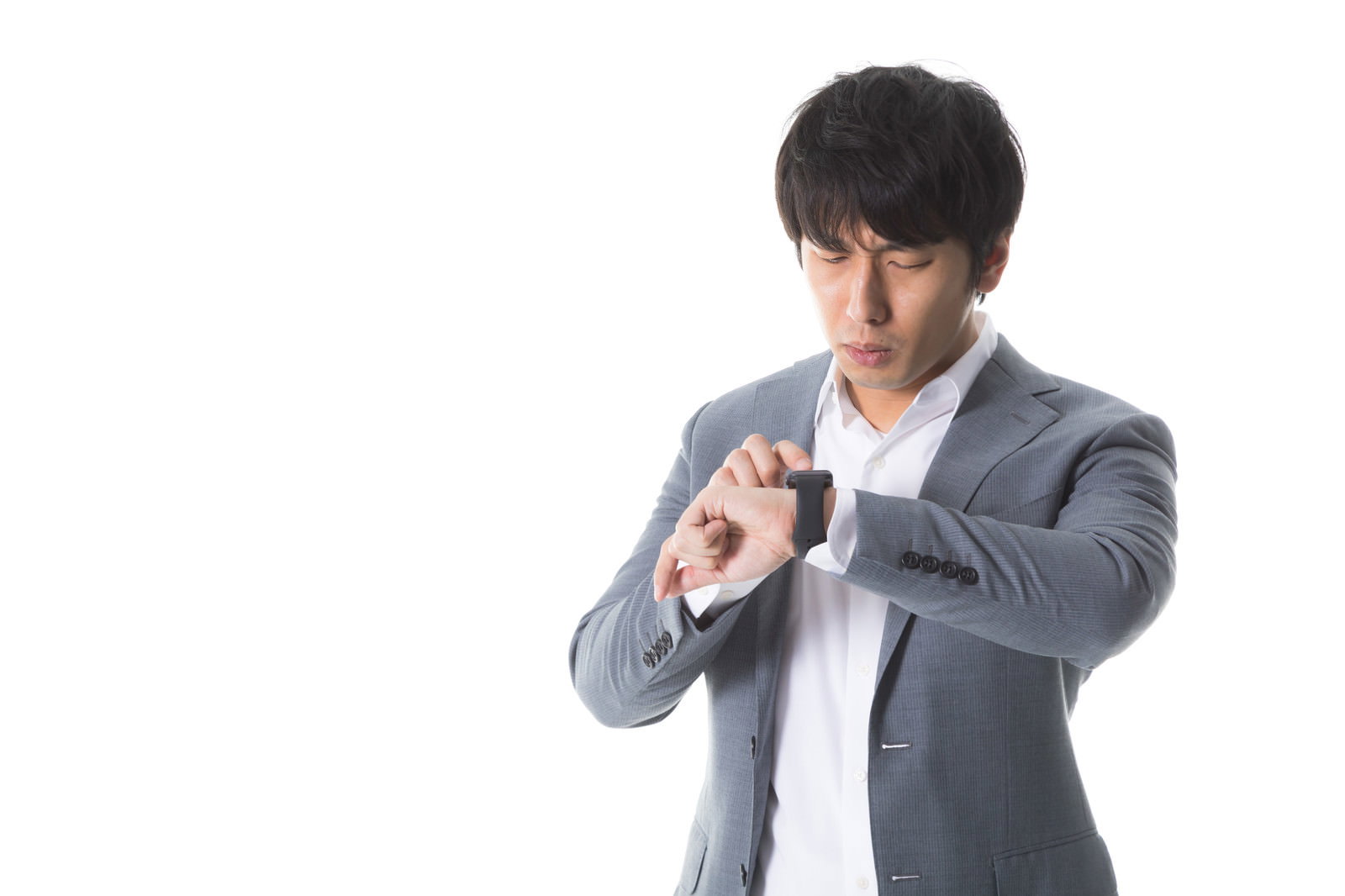 グレーのスーツを着てスマートウォッチを確認している男性［モデル：大川竜弥］