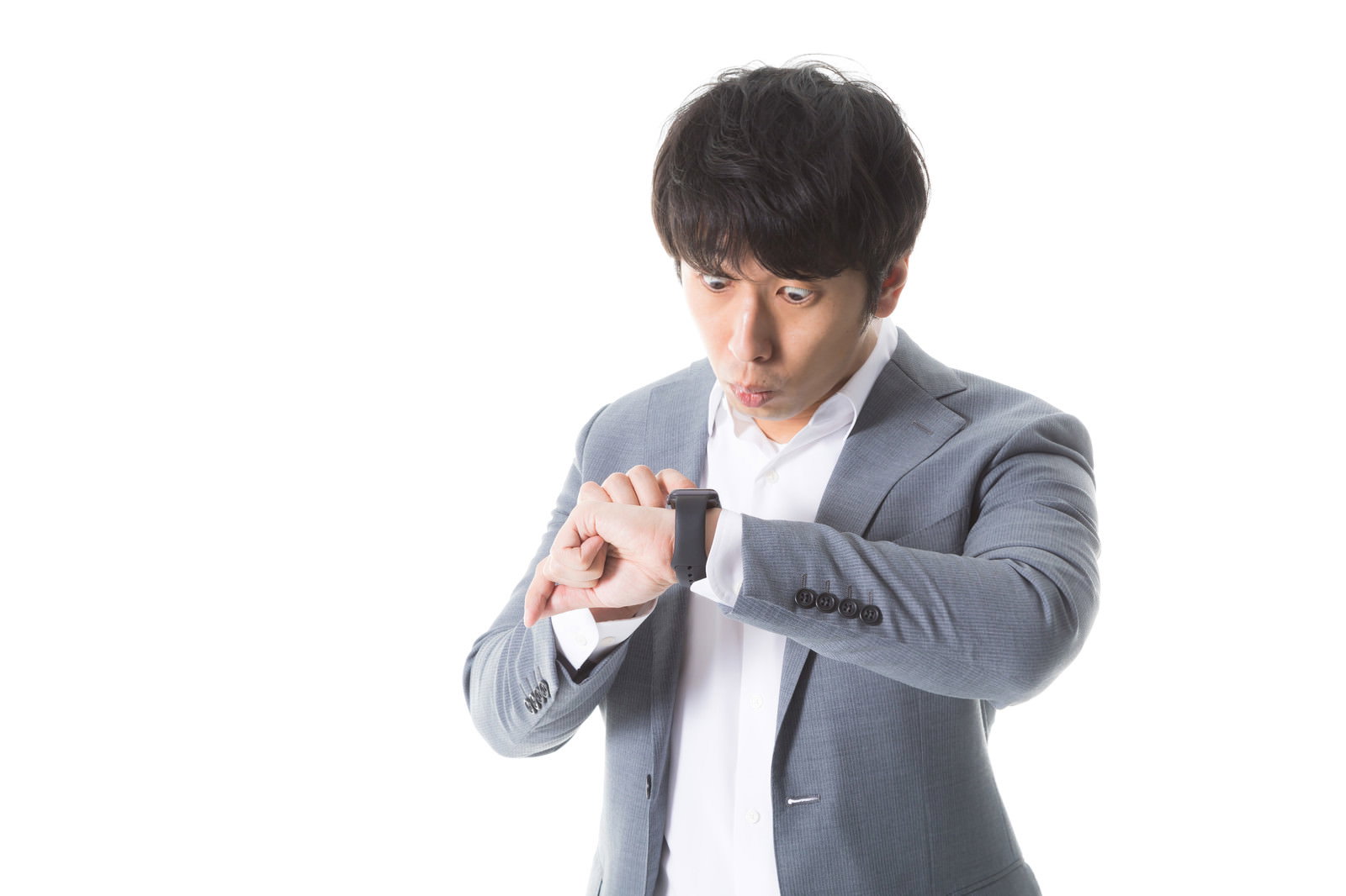 スーツを着た男性会社員がスマートウォッチを見て驚いている様子［モデル：大川竜弥］
