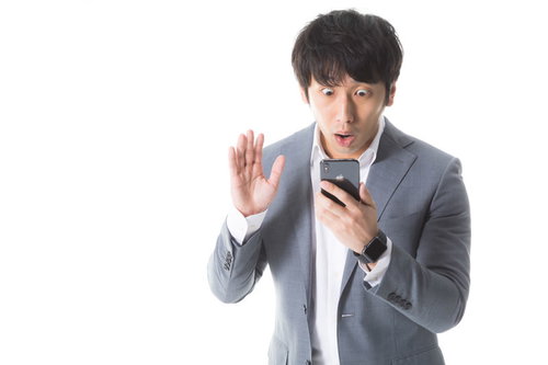 推しにリフォローされ驚くツイ廃な会社員のスマートフォン