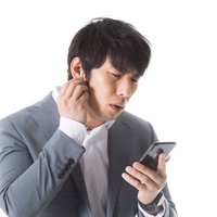 ワイヤレスイヤホンの接続がつながらない男性の写真