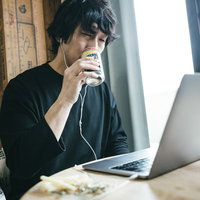 仕方なくリモート飲みに参加してみたストロングゼロを飲む男性の写真