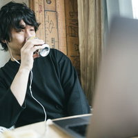 リモート会議中にビデオOFFのつもりがONだった時の男性の写真