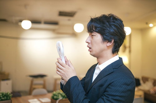 ハンディ扇風機の前で「我々は宇宙人だ」と言ってみた