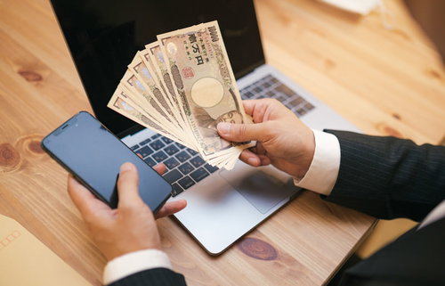 10万円の現金とスマートフォン、ノートパソコン