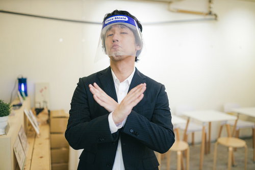 フェイスシールドを着用して入店を拒否する店員