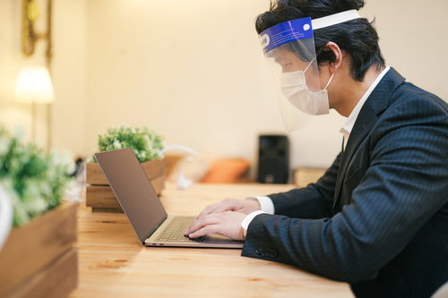 シェアオフィス利用時も感染症対策を怠らないビジネスマン