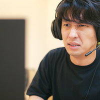 オブジェクトを無視する仲間が多くて思うようにプレイができずイライラする男性の写真